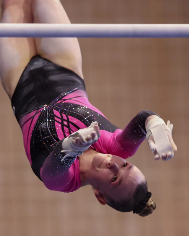 La performance commence aussi dans la tête. 🧠

En gymnastique compétitive, on parle beaucoup de technique, de répétitions, de précision et de performance.

Mais il existe une autre partie de l’entraînement, parfois moins visible : le mental.

Apprendre à gérer la pression.
Accepter une erreur.
Recommencer après une chute.
Rester concentrée lorsque quelque chose ne se passe pas comme prévu.

Être fière de ses progrès, même lorsqu'elle ne termine pas première.

La persévérance l'athlète de développer la confiance, la persévérance, l'autonomie et la capacité à rebondir.

Et surtout, il est important que l’athlète puisse conserver un équilibre entre ambition, plaisir et bien-être.

🎯 Chercher à progresser, oui.
💜 Se comparer constamment, non.
🔥 Se dépasser, oui.
🧠 S’oublier pour une note, jamais.

Chez Gymnix, c'est l'athlète derrière la performance qui compte le plus.

#Gymnix #MentalDAthlète #GymnastiqueCompétitive #BienÊtreSportif #GymMontréal @gymcan1 @gymqc